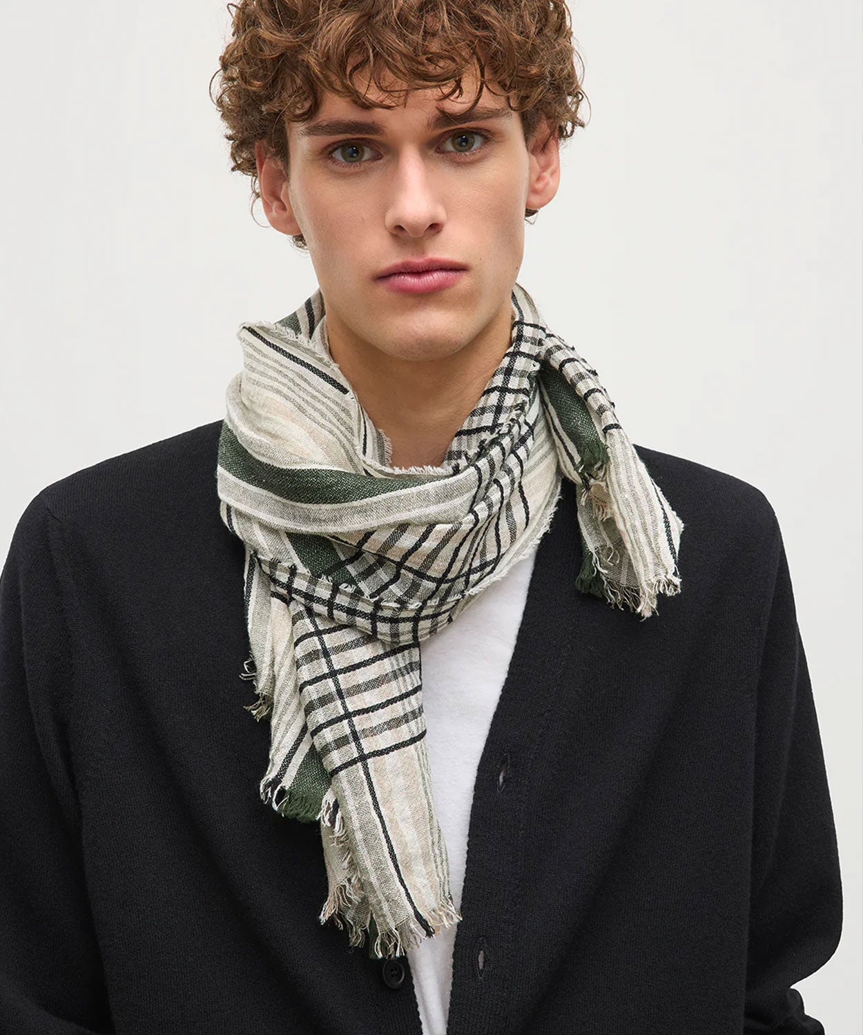 ジョンストンズ最新ストール。2026年春夏は素材を生かした色・柄使いに